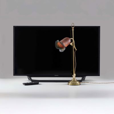 Lampada da tavolo in ottone dorato con paralume in vetro marmoreo e televisore Sony