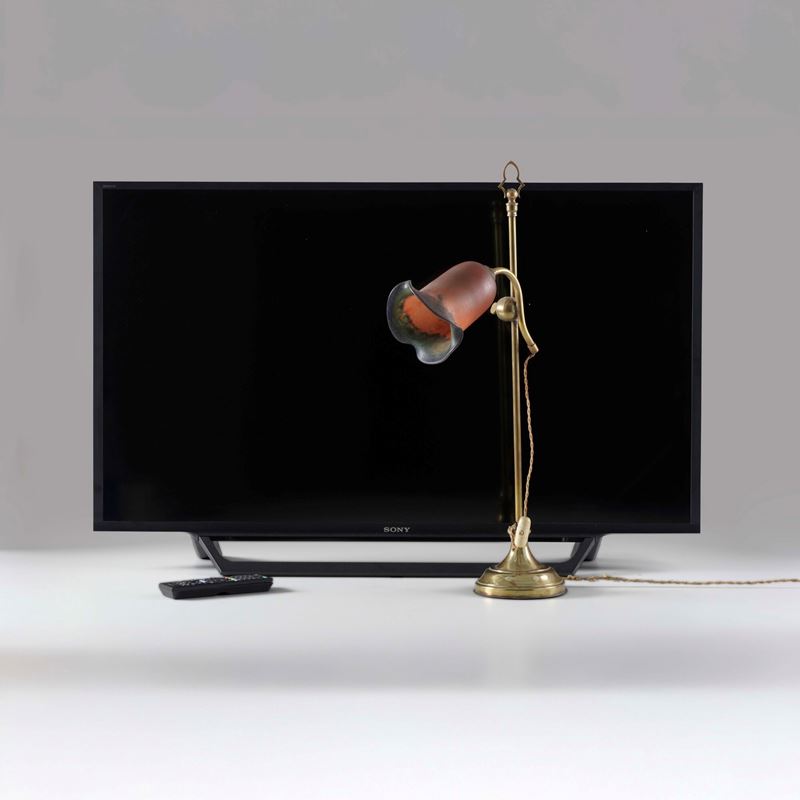Una lampada da tavolo e un televisore Sony  - Asta Gioielli, argenti, arredi e oggetti d'arte. Un lascito per finalità benefiche - II - Cambi Casa d'Aste