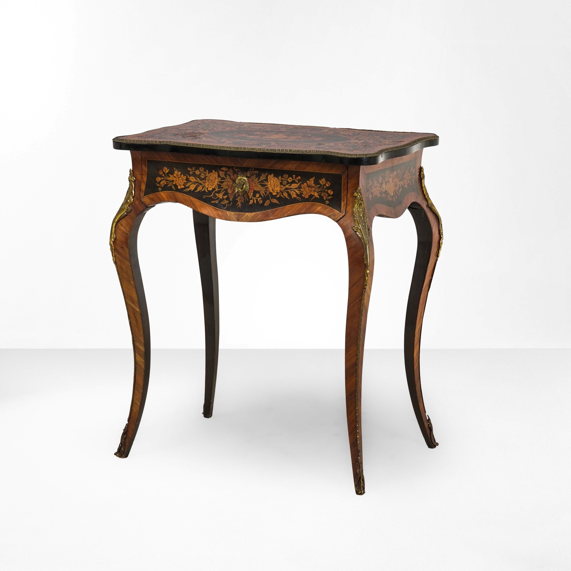 Tavolino in stile Napoleone III, legno lastronato e intarsiato (seconda metà del XIX secolo)