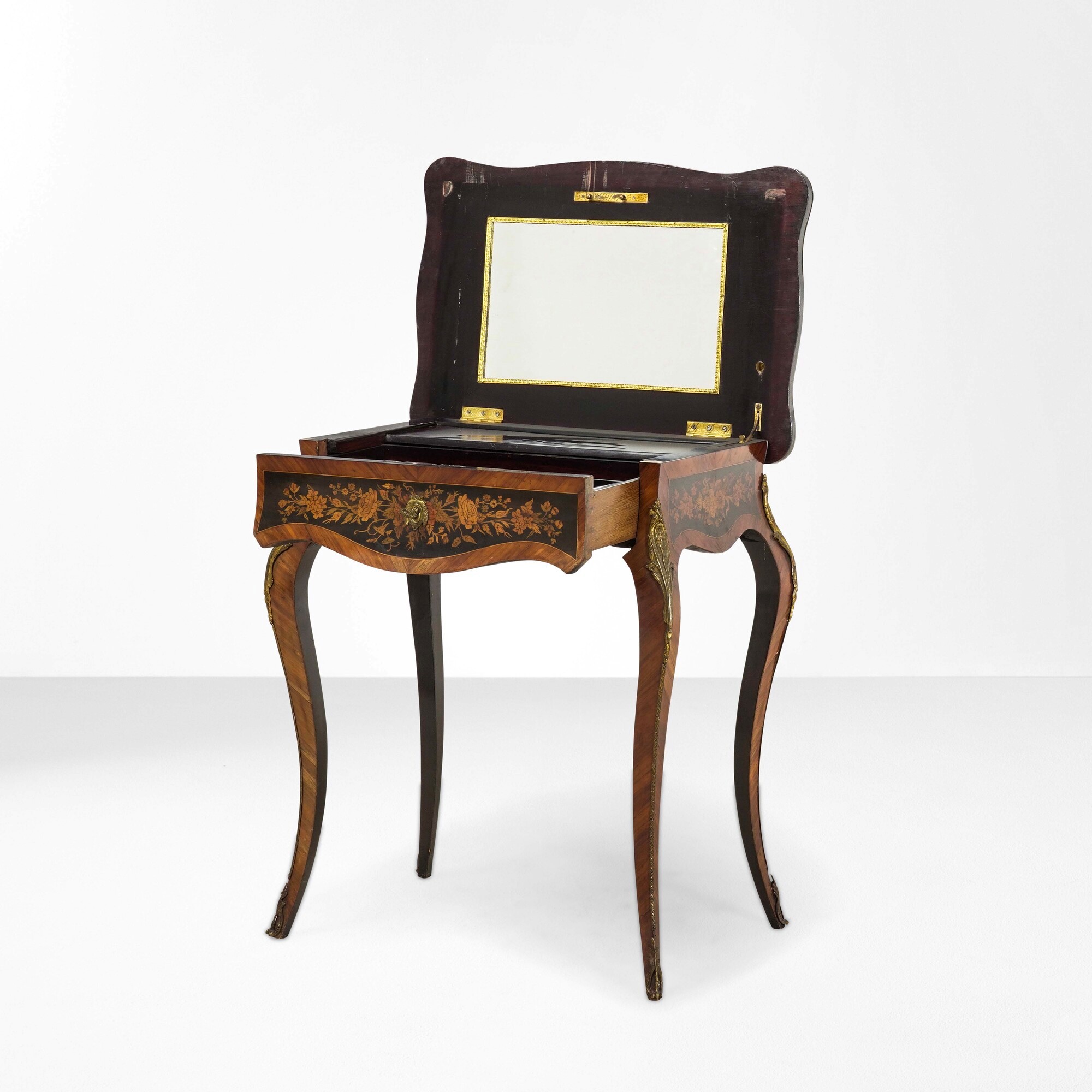 Tavolino in stile Napoleone III, legno lastronato e intarsiato (seconda metà del XIX secolo)