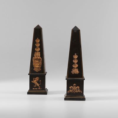 Francia, Coppia di obelischi decorativi in legno ebanizzato (fine XIX-inizi XX secolo)