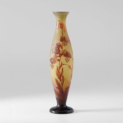 Émile Gallé, Vaso balaustro in vetro a cammeo con decoro floreale inciso all’acido