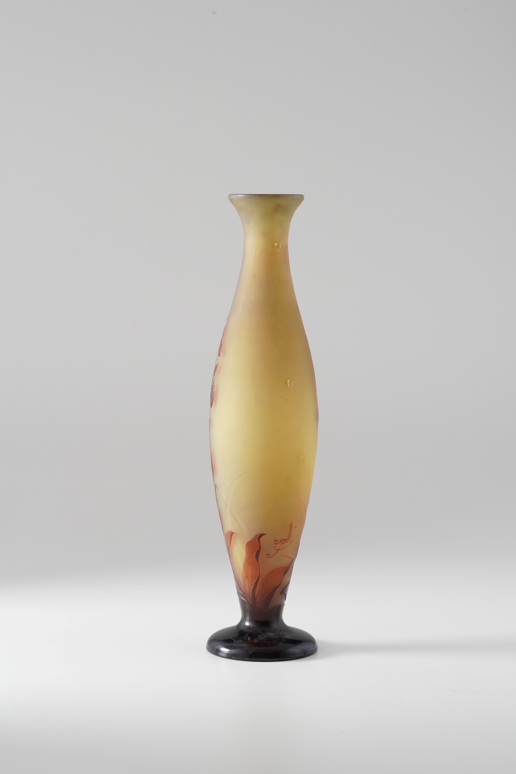Émile Gallé, Vaso balaustro in vetro a cammeo con decoro floreale inciso all’acido