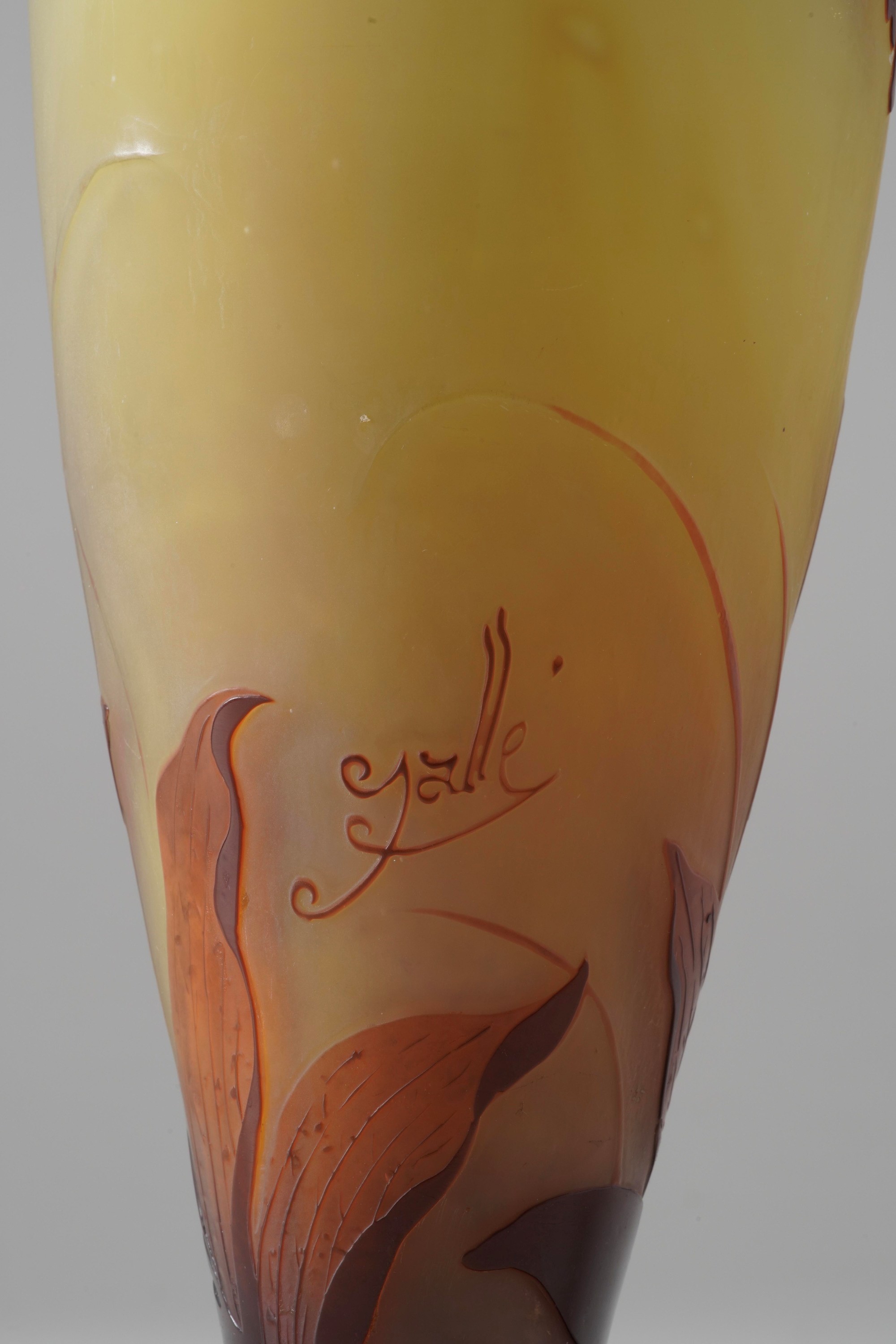 Émile Gallé, Vaso balaustro in vetro a cammeo con decoro floreale inciso all’acido