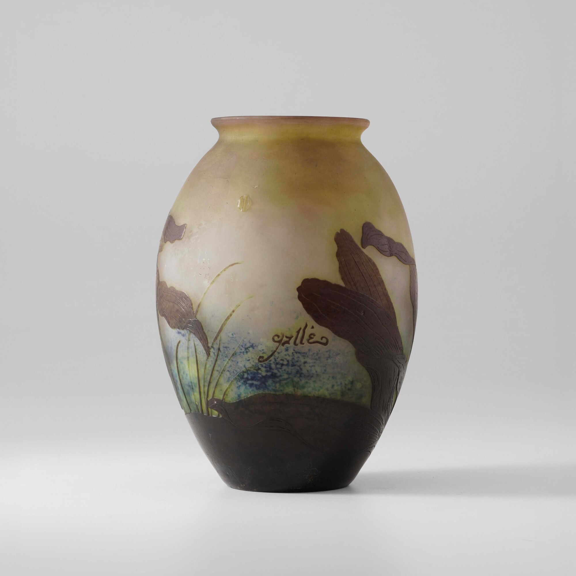 Émile Gallé, Vaso in vetro a cammeo con decoro di iris