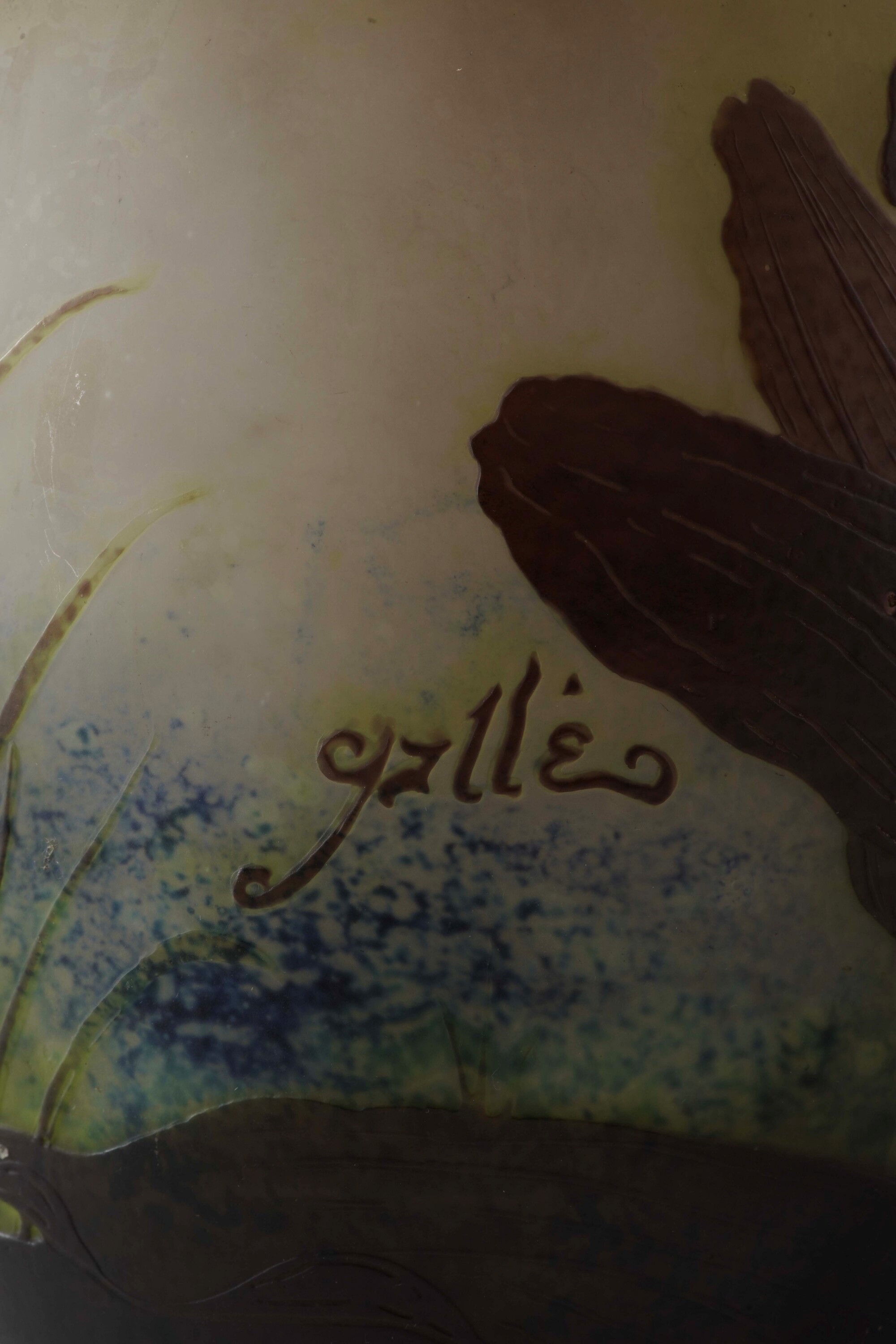 Émile Gallé, Vaso in vetro a cammeo con decoro di iris