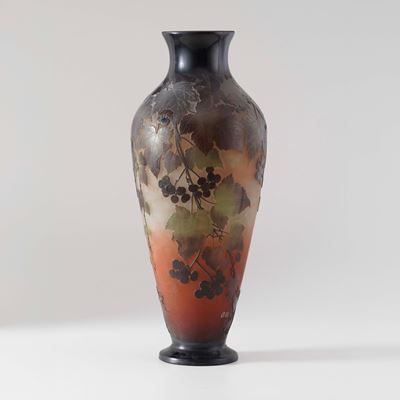 Émile Gallé, Vaso balaustro in vetro a cammeo con decoro a foglie di vite all’acido