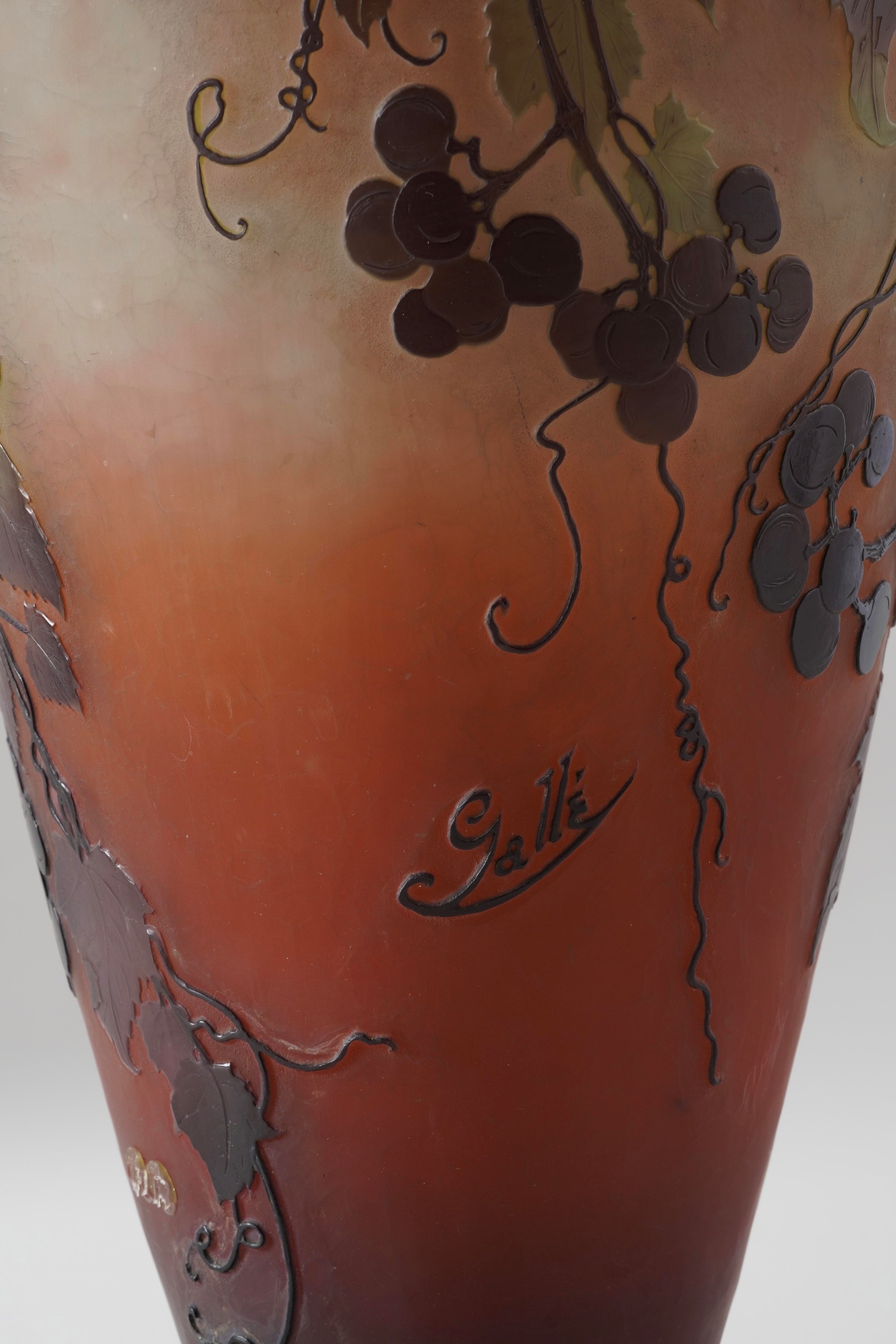 Émile Gallé, Vaso balaustro in vetro a cammeo con decoro a foglie di vite all’acido