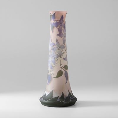Émile Gallé, Vaso in vetro a cammeo con decoro di clematis lavorato all’acido