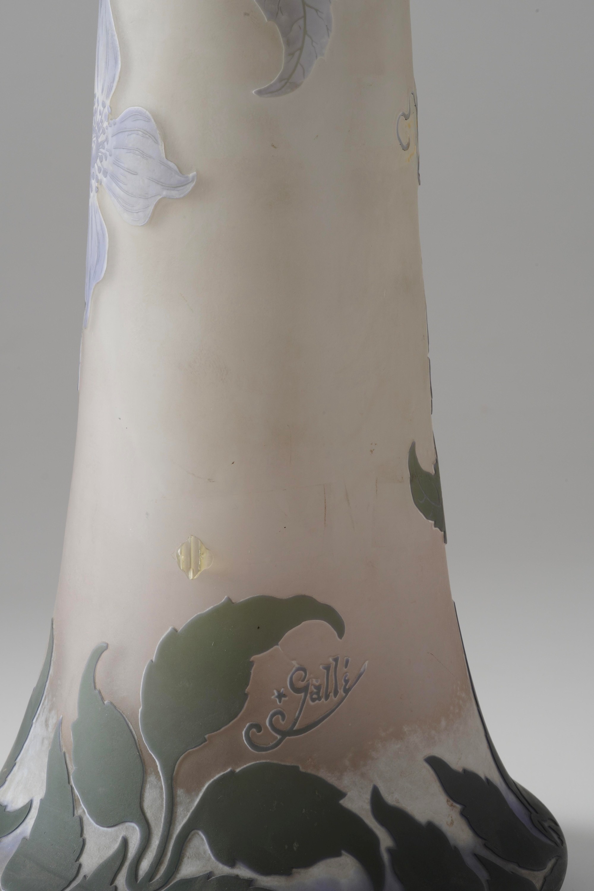 Émile Gallé, Vaso in vetro a cammeo con decoro di clematis lavorato all’acido