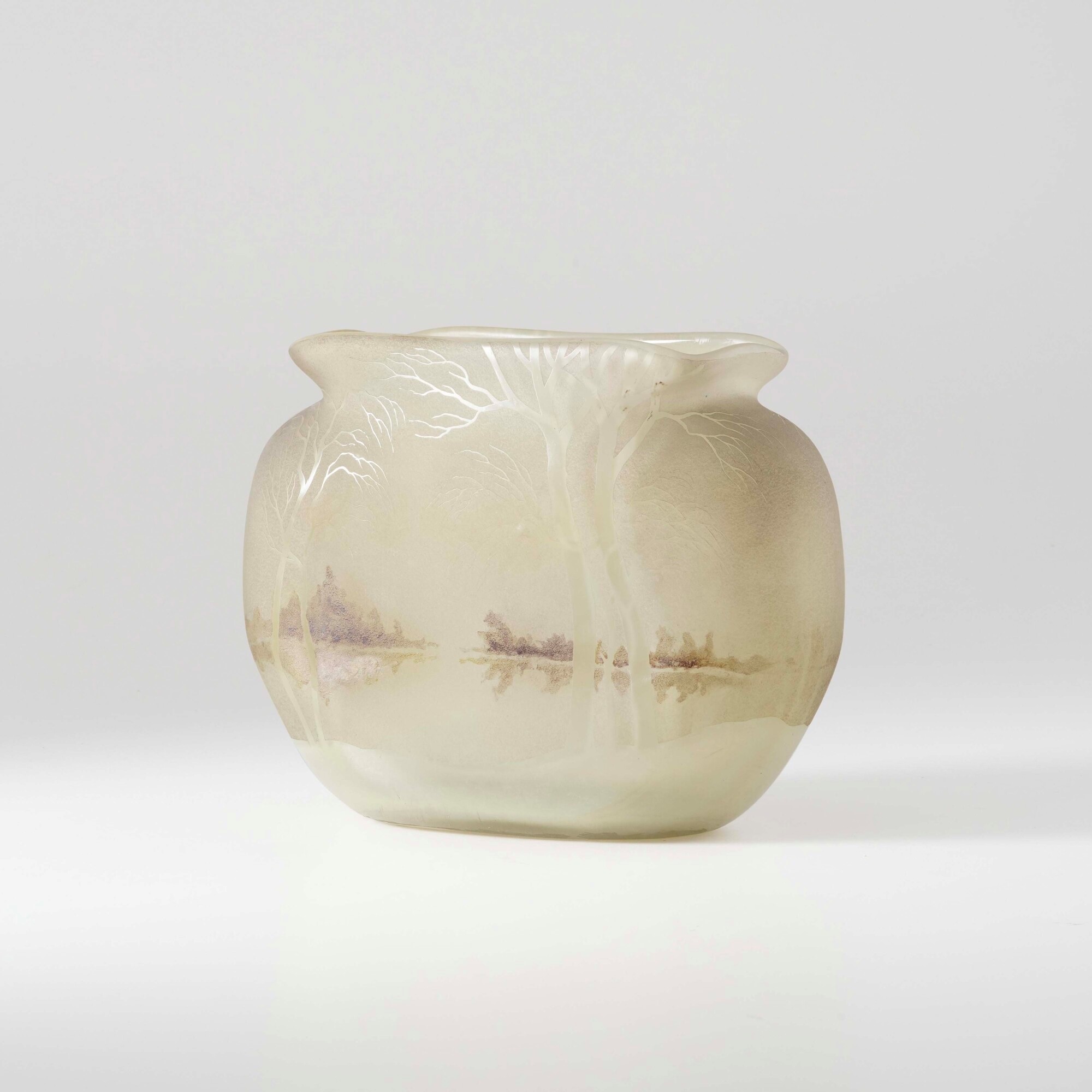 Daum, Vaso in vetro acido con decoro a paesaggio lacustre