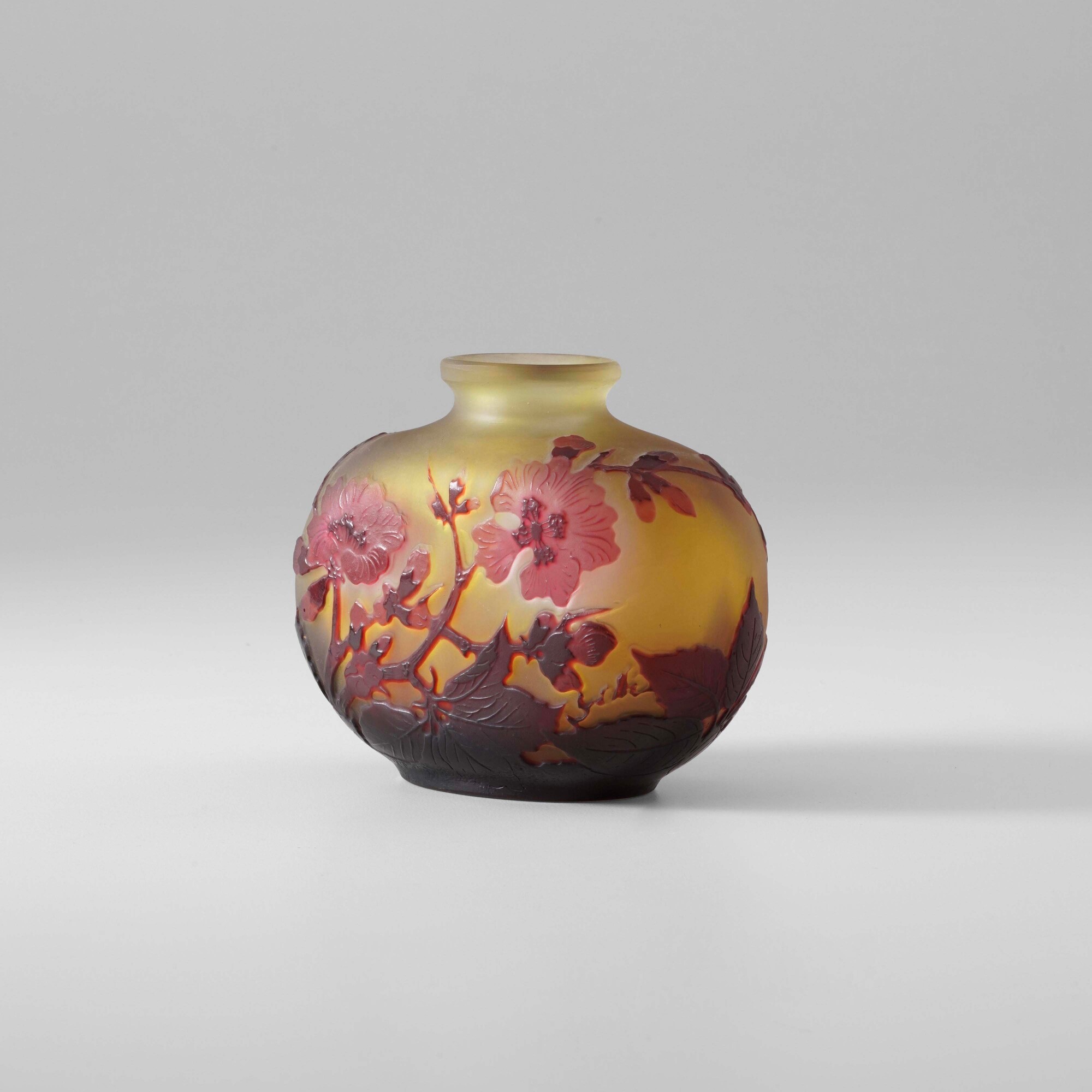 Émile Gallé, Vaso in vetro a cammeo con decorazione di fiori di melo lavorati all’acido
