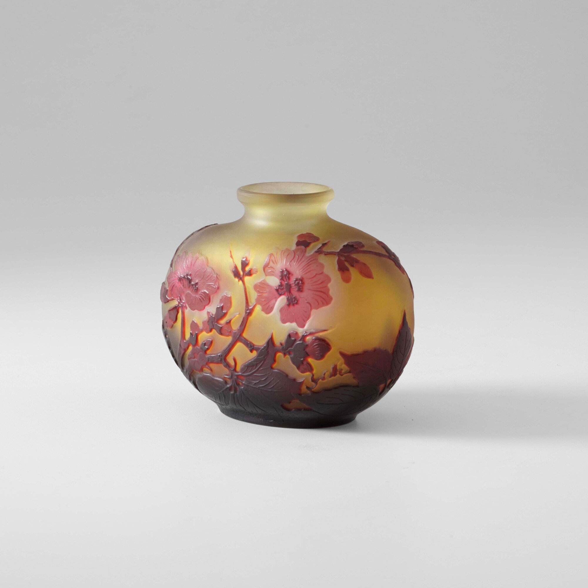 Émile Gallé, Vaso in vetro a cammeo con decorazione di fiori di melo lavorati all’acido