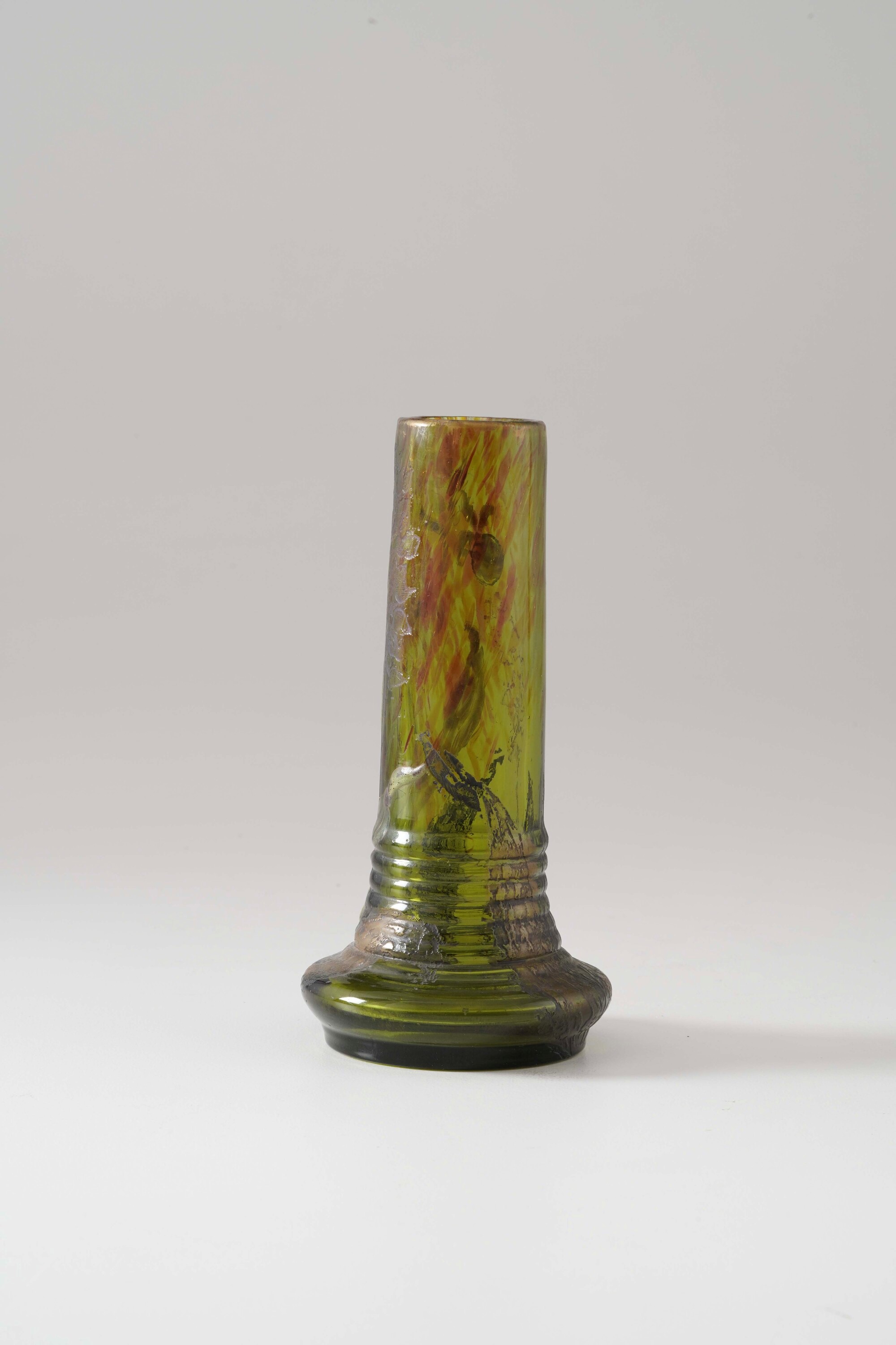 Émile Gallé, Vaso cilindrico in cristallo verde con decorazione a orchidee