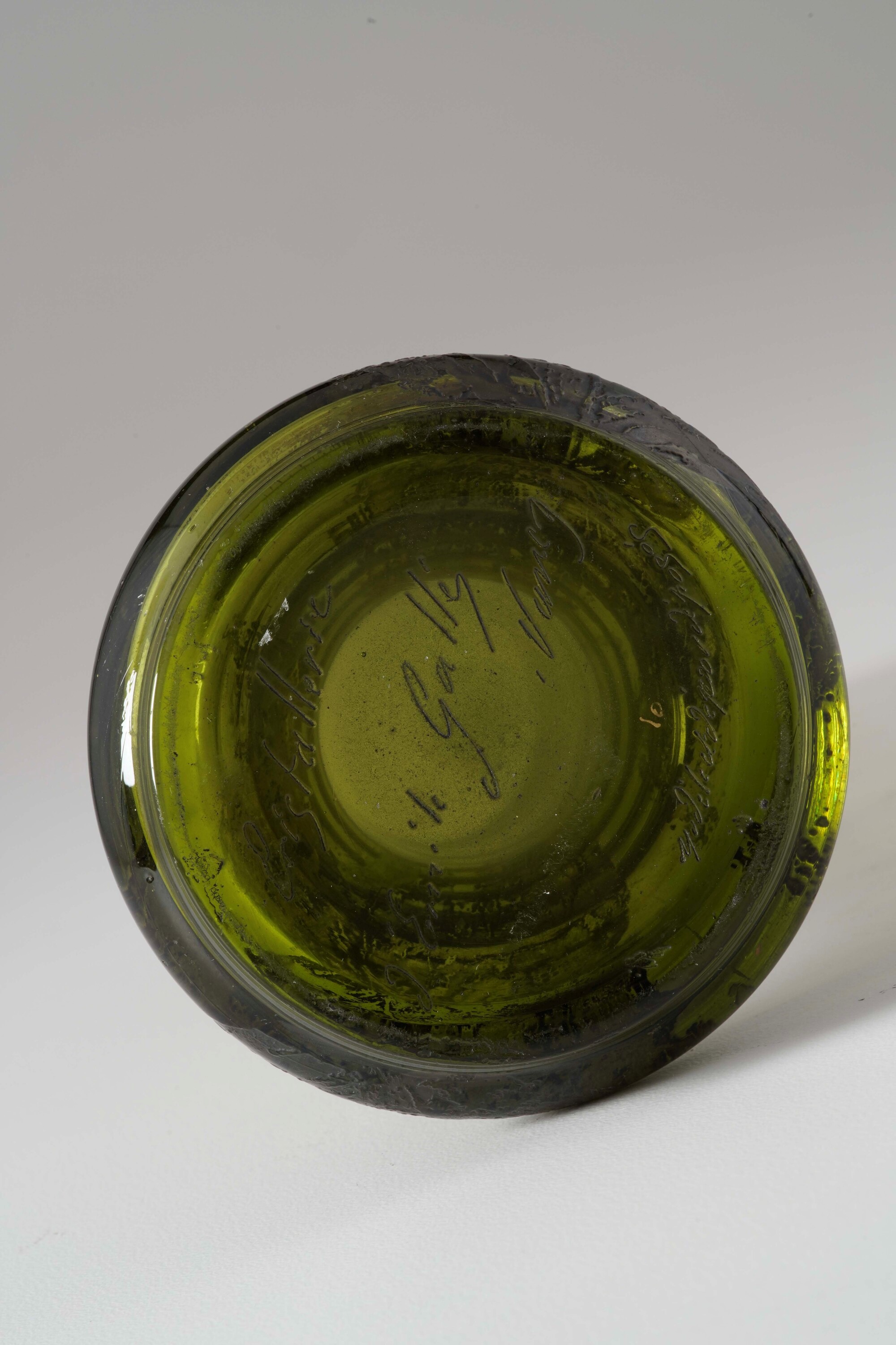 Émile Gallé, Vaso cilindrico in cristallo verde con decorazione a orchidee