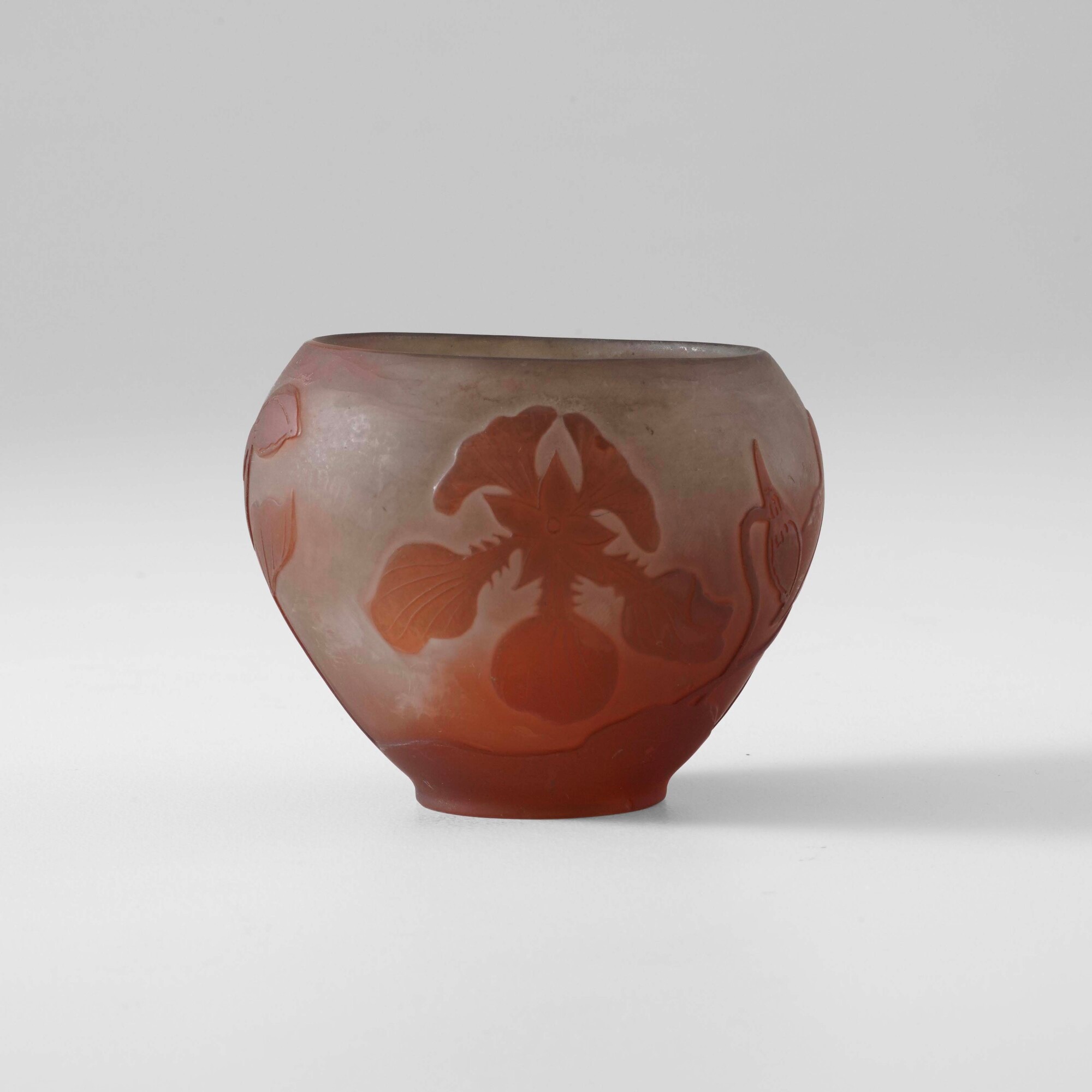 Émile Gallé, Vaso in vetro a cammeo con decoro floreale inciso all’acido