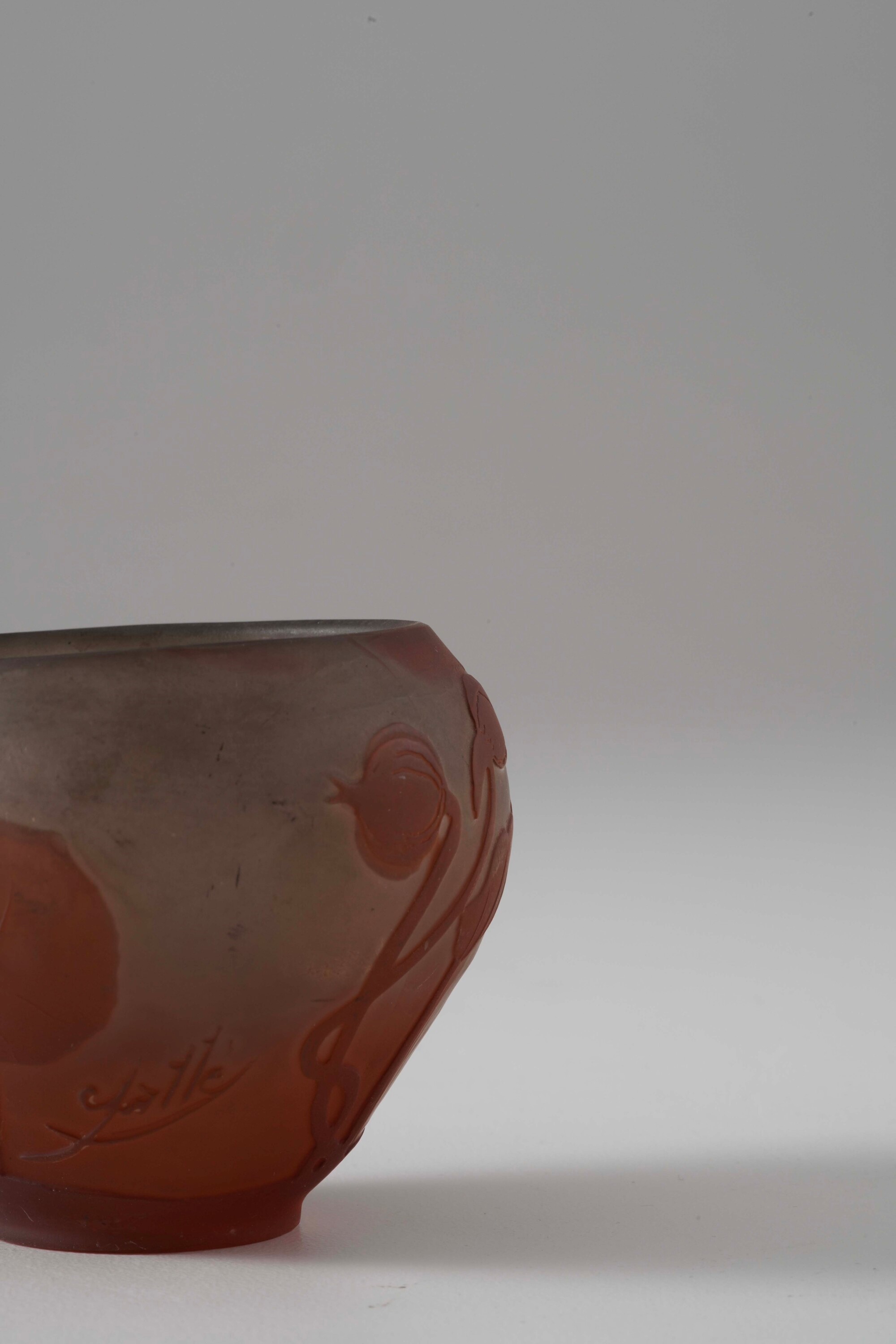 Émile Gallé, Vaso in vetro a cammeo con decoro floreale inciso all’acido