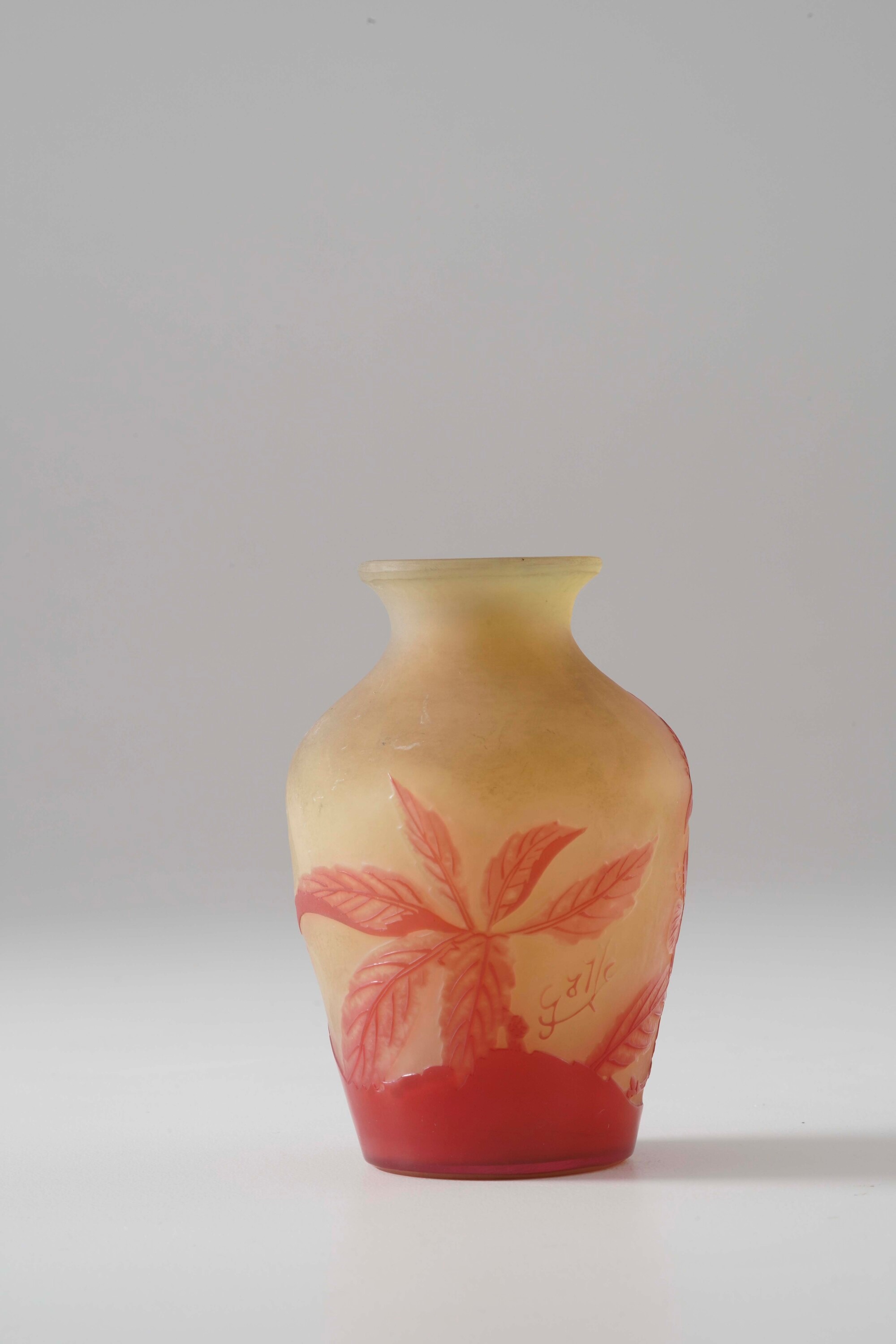 Émile Gallé, Vaso in vetro a cammeo con decoro floreale lavorato all’acido