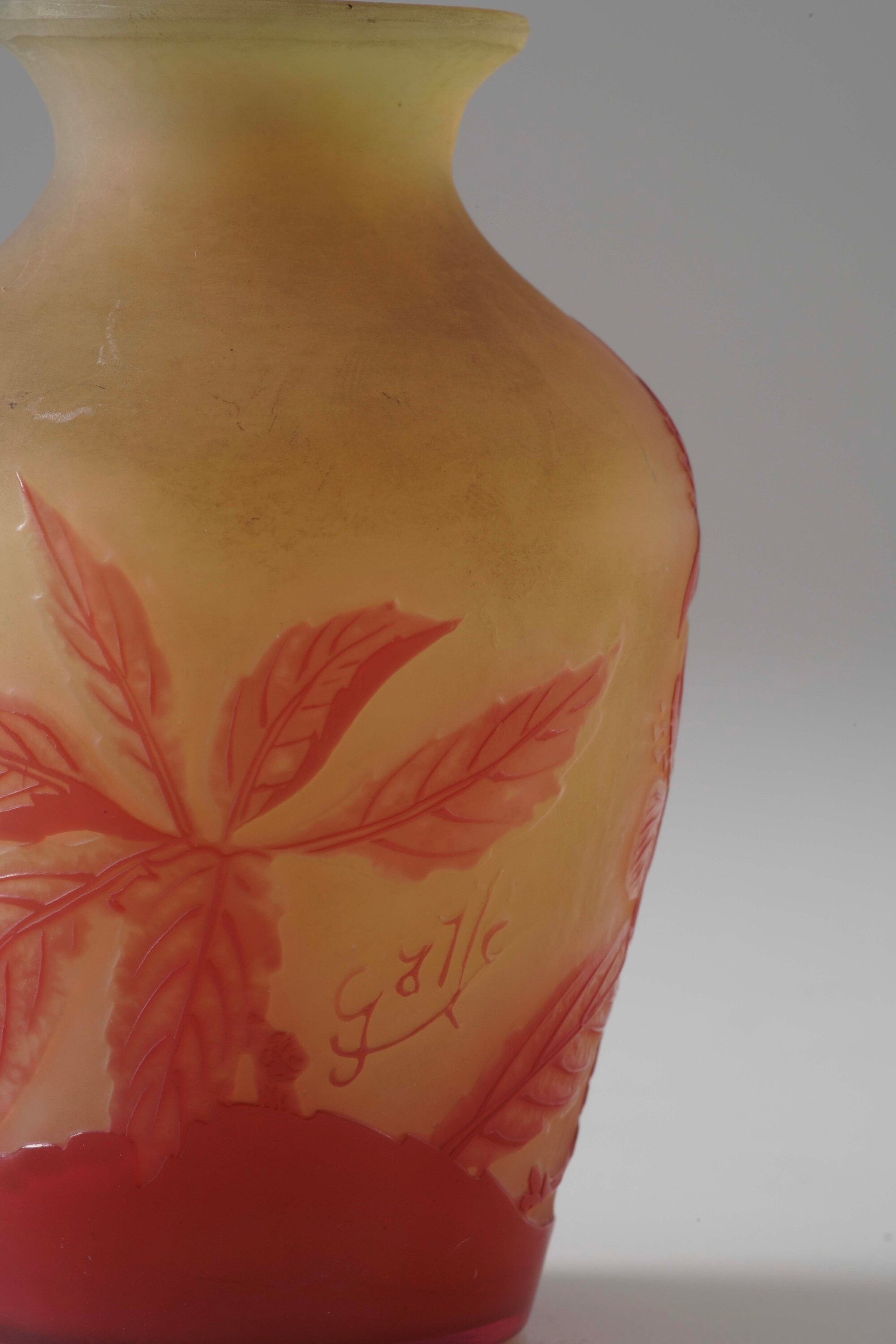 Émile Gallé, Vaso in vetro a cammeo con decoro floreale lavorato all’acido