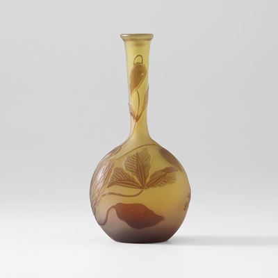 Émile Gallé, Vaso soliflore in vetro a cammeo con decoro floreale acidato