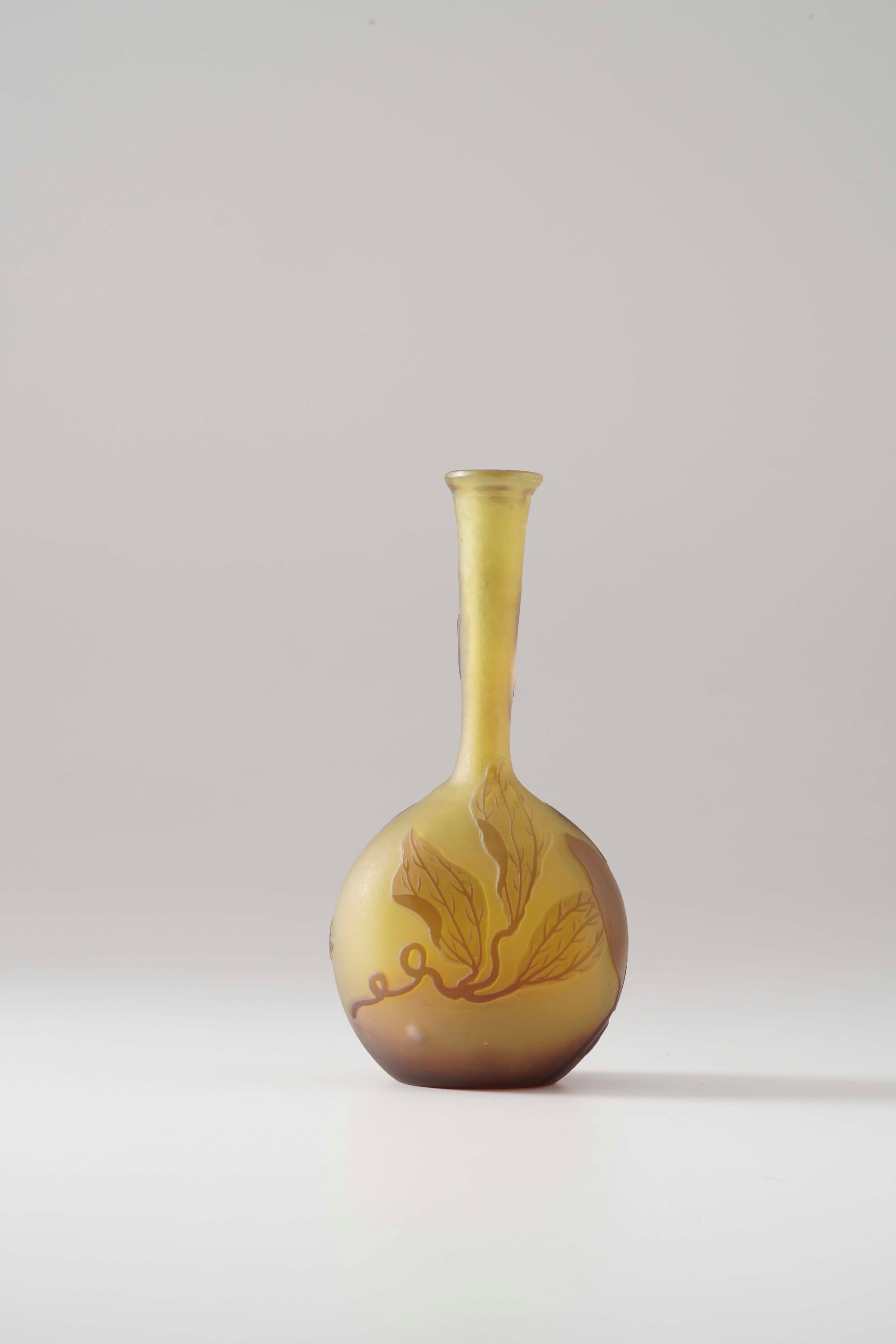 Émile Gallé, Vaso soliflore in vetro a cammeo con decoro floreale acidato
