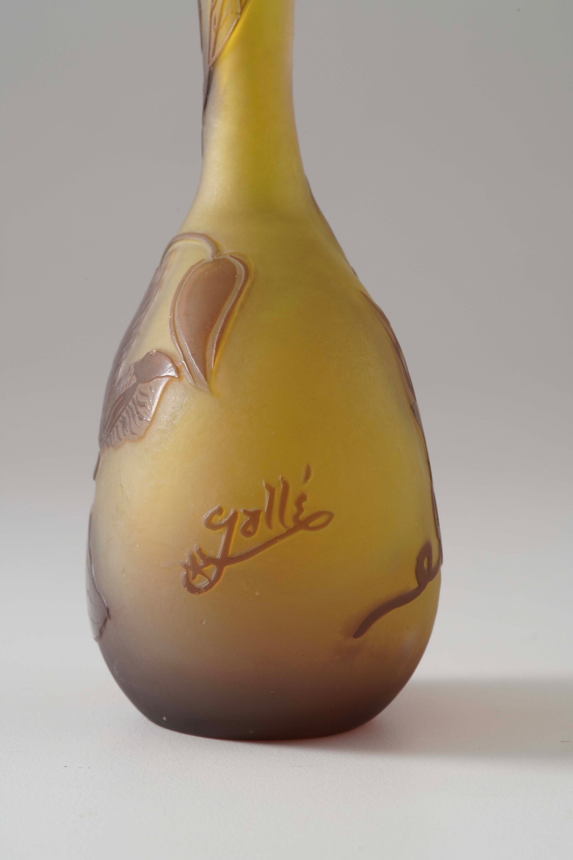Émile Gallé, Vaso soliflore in vetro a cammeo con decoro floreale acidato