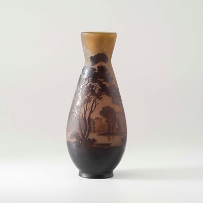 Émile Gallé, Vaso balaustro in vetro a cammeo con paesaggio lacustre
