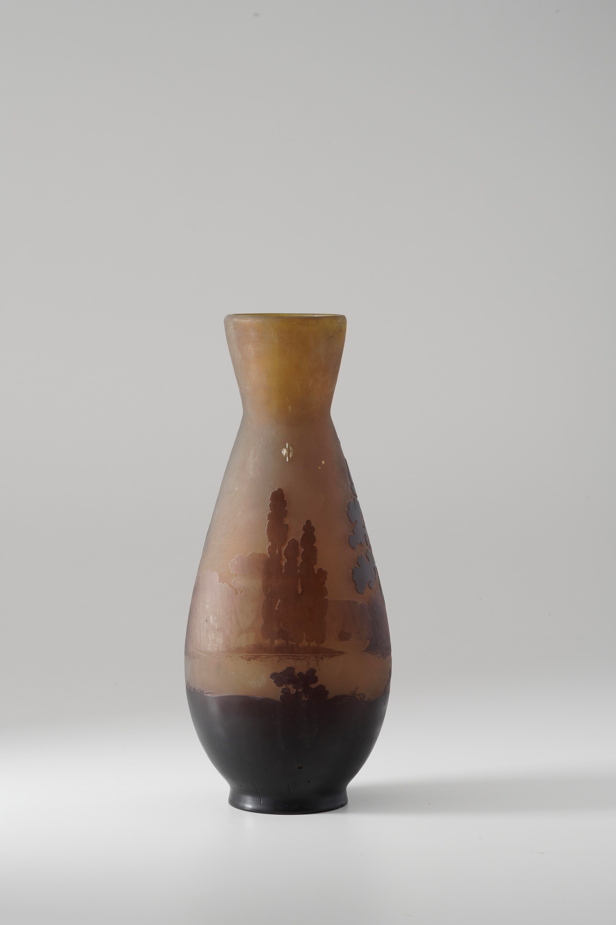 Émile Gallé, Vaso balaustro in vetro a cammeo con paesaggio lacustre