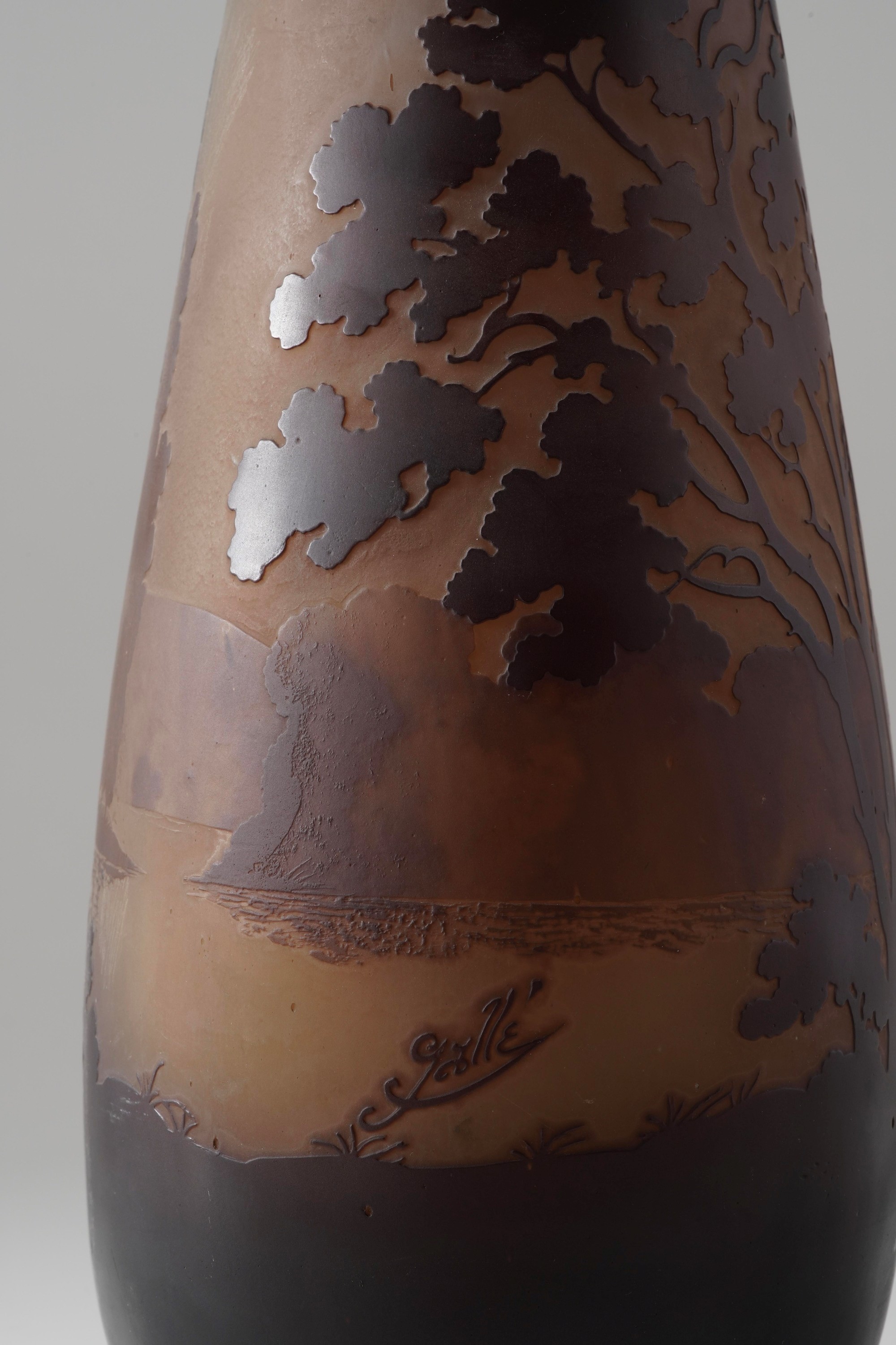 Émile Gallé, Vaso balaustro in vetro a cammeo con paesaggio lacustre