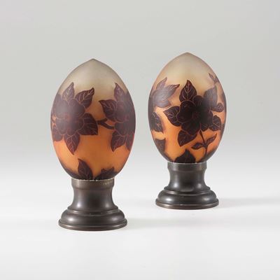 Octavio Ravagnani, Coppia di lampade in vetro a cammeo con decoro floreale e basi in bronzo