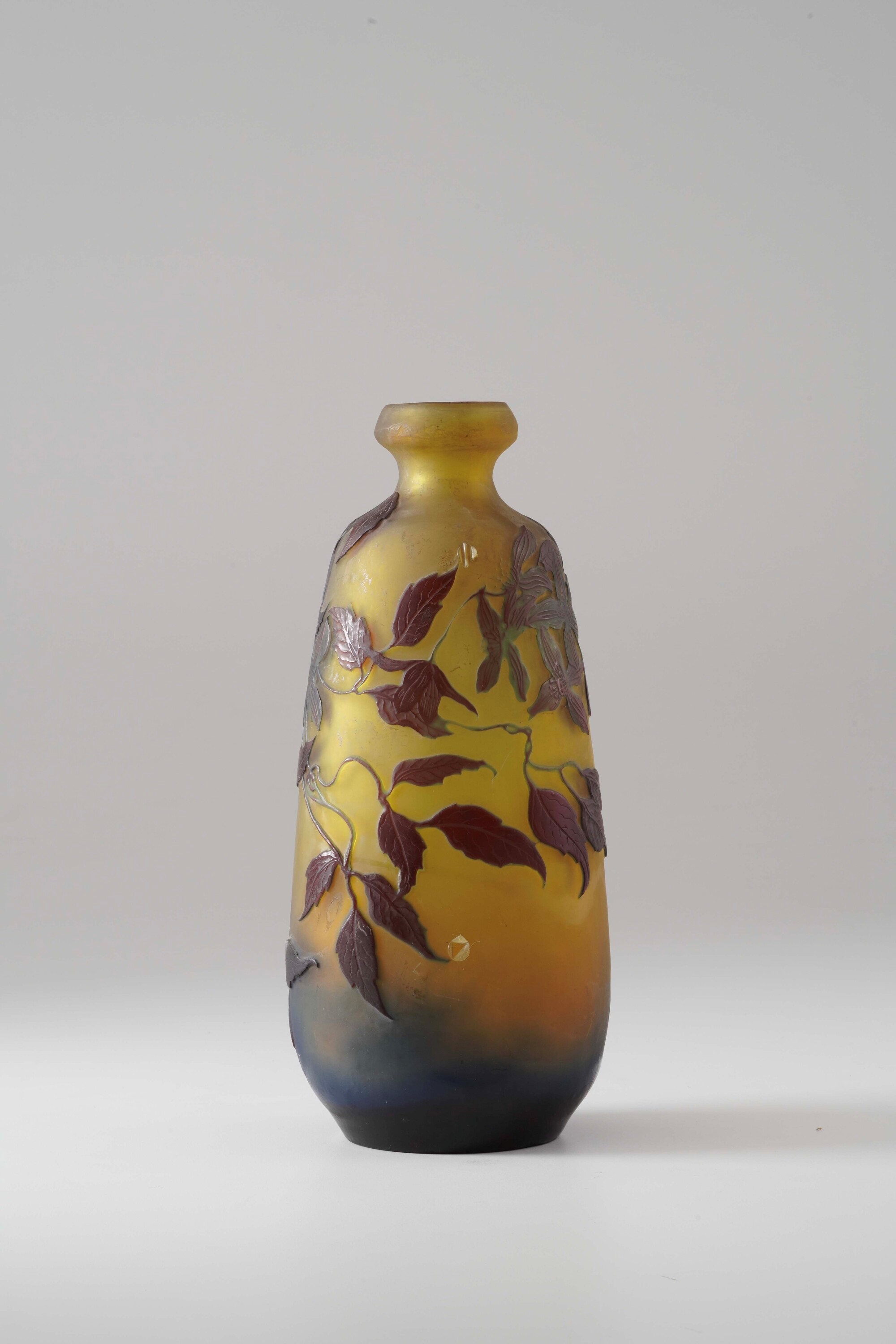 Émile Gallé, Vaso in vetro a cammeo con decoro floreale inciso all’acido