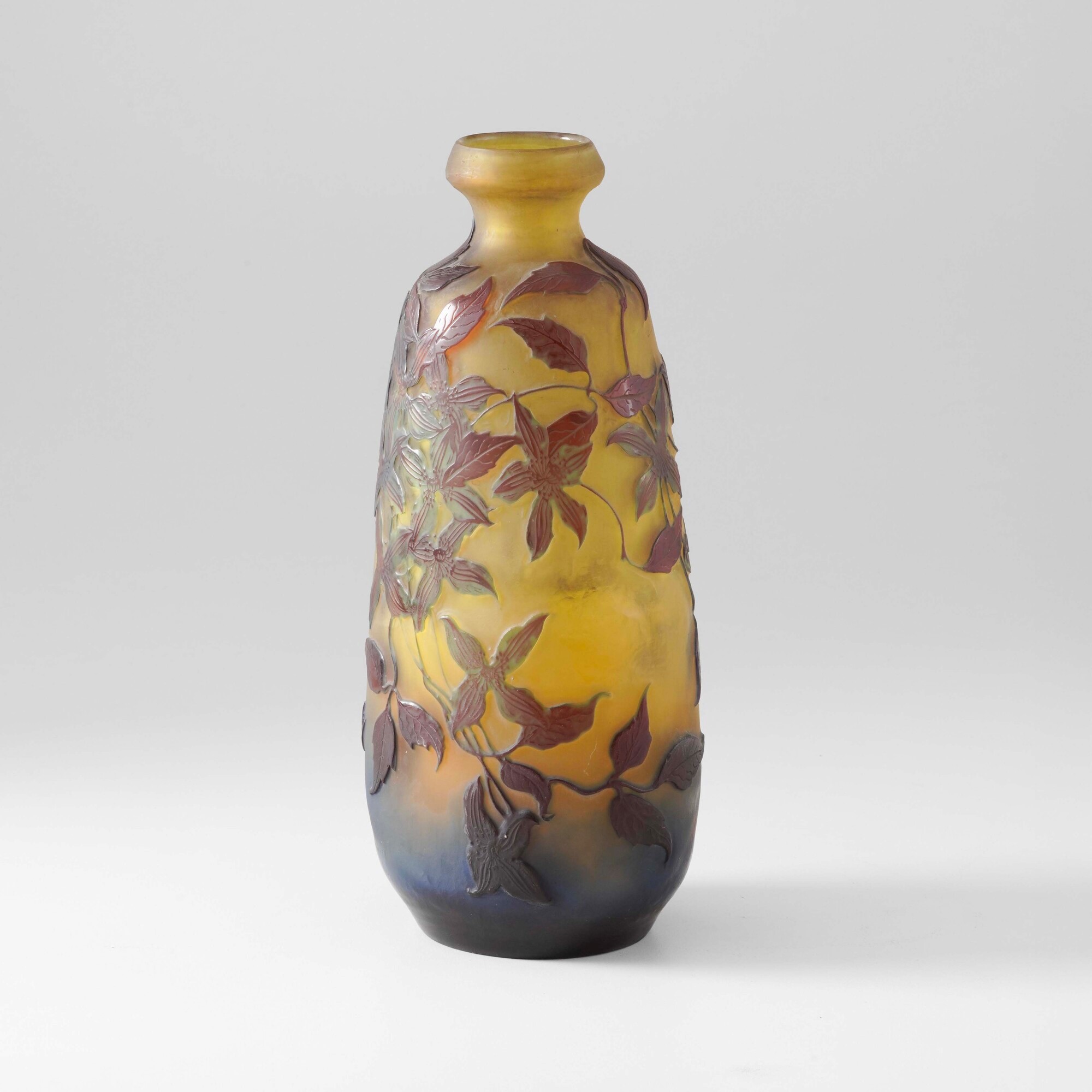 Émile Gallé, Vaso in vetro a cammeo con decoro floreale inciso all’acido