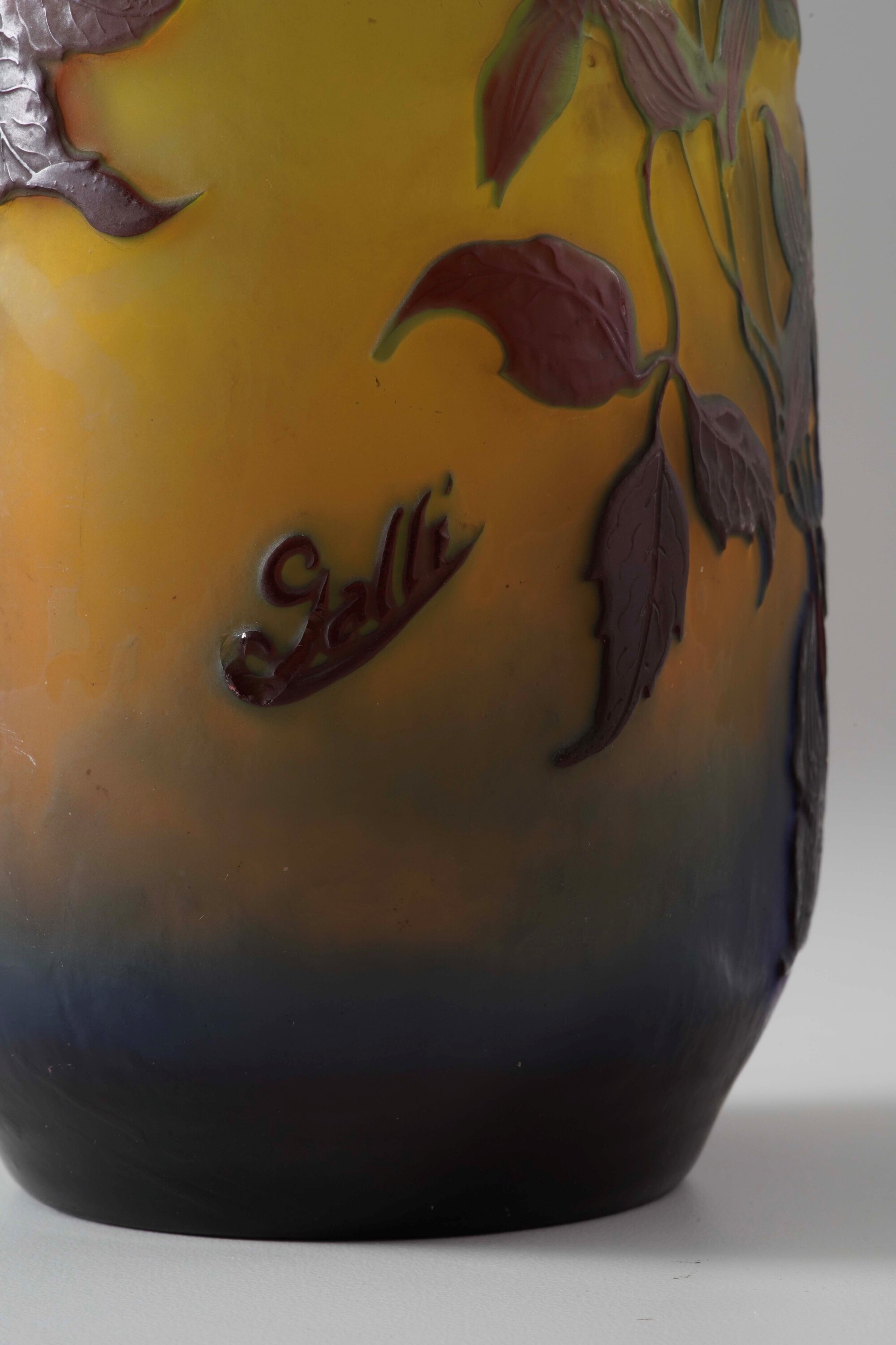 Émile Gallé, Vaso in vetro a cammeo con decoro floreale inciso all’acido