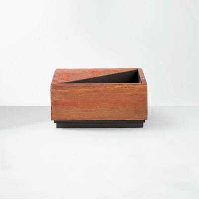 Grande fioriera in marmo rosso-rosa, Marocco, XX secolo