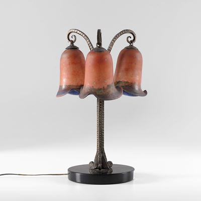 Lampada da tavolo, struttura in metallo e paralumi in vetro opaco colorato, XX secolo