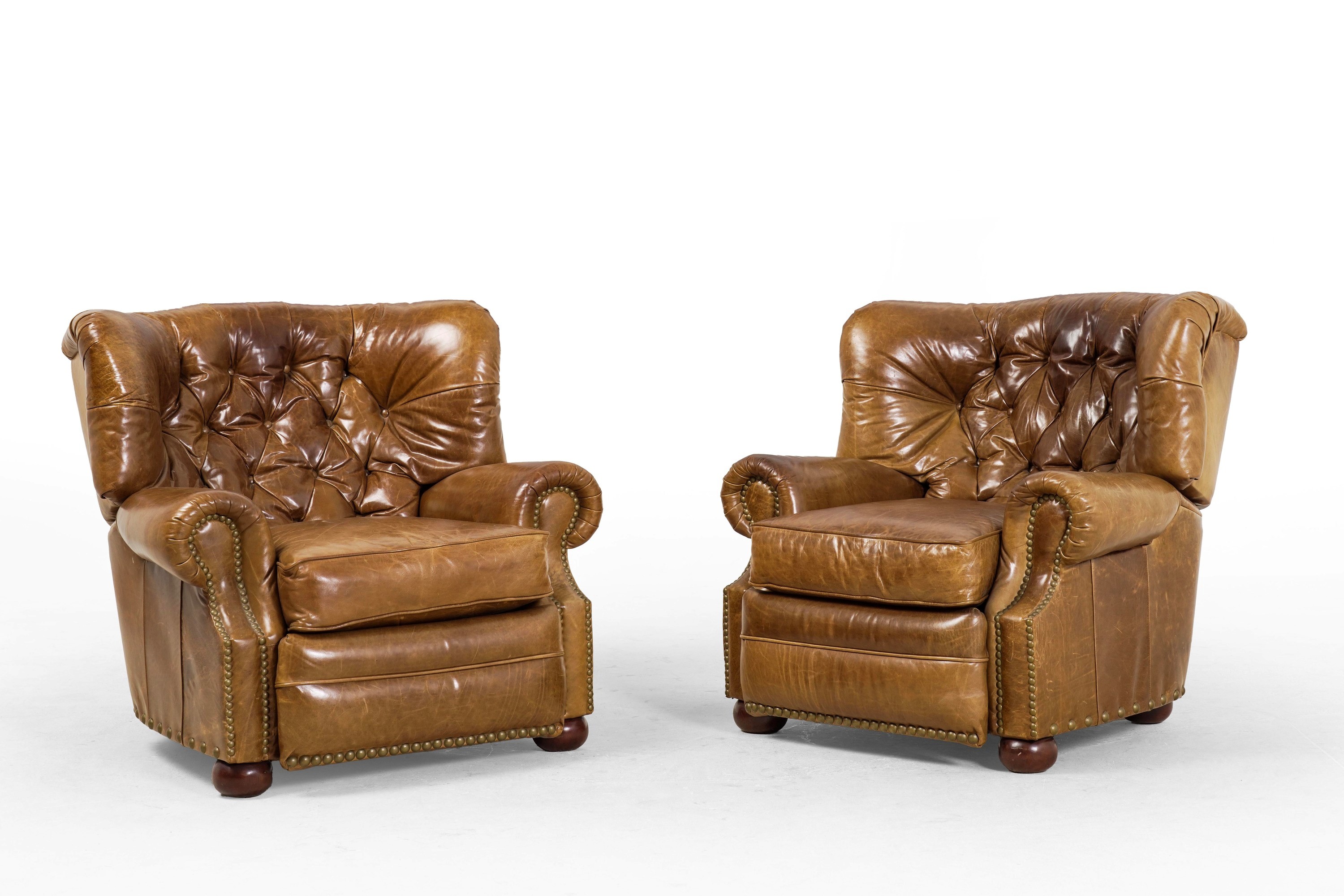 Barcalounger, Coppia di poltrone modello Bergère Chesterfield, XX secolo