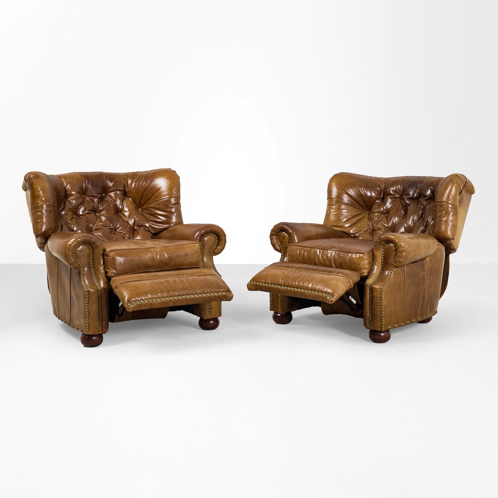 Barcalounger, Coppia di poltrone modello Bergère Chesterfield, XX secolo