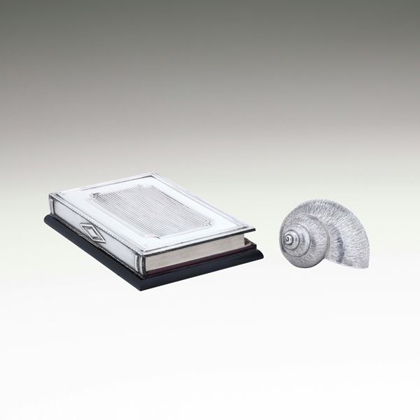 Un accendino da tavola a forma di conchiglia e una rubrica telefonica con copertina. Manifatture italiane del XX secolo.