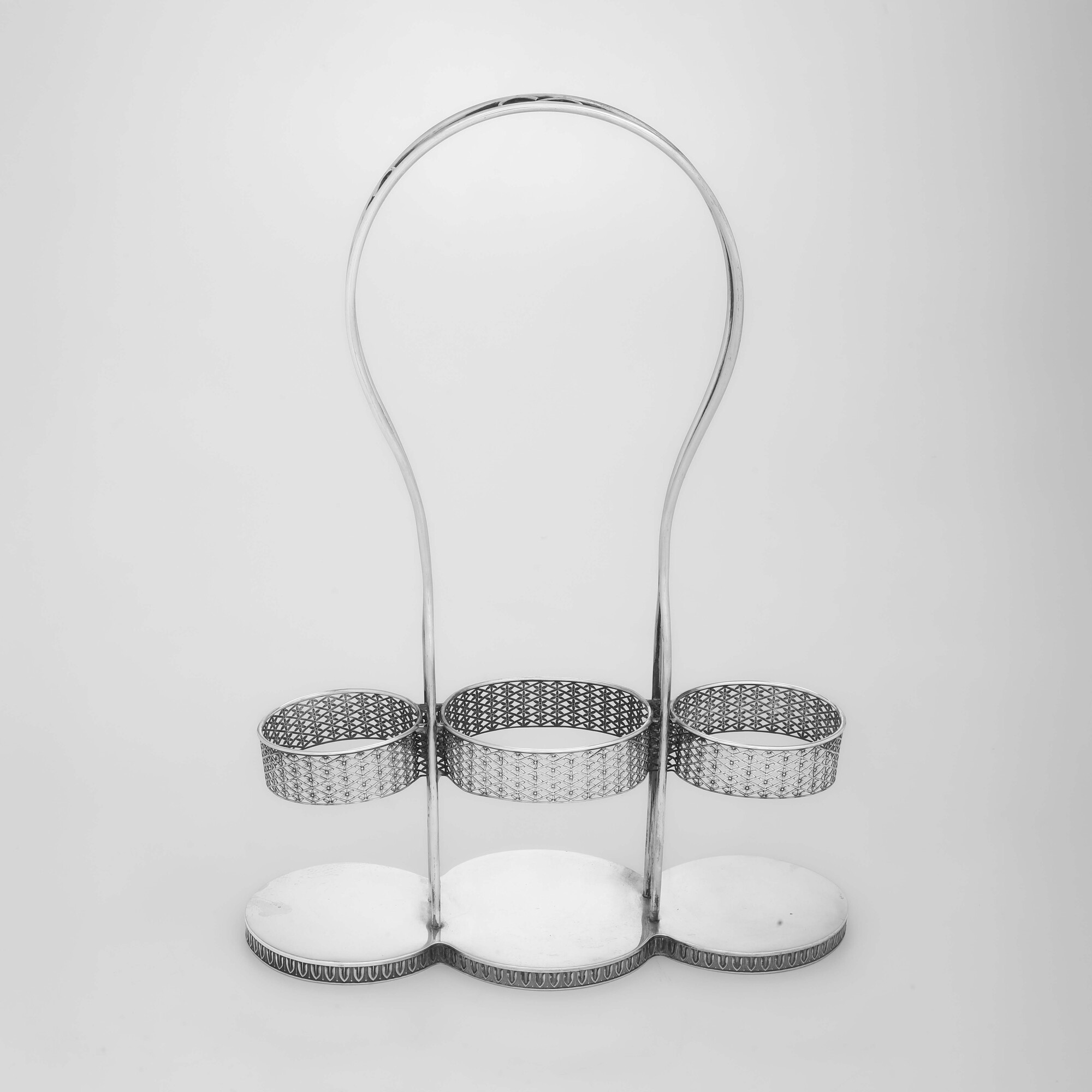 Argenteria italiana del XX secolo, Portabottiglie in argento fuso e sagomato