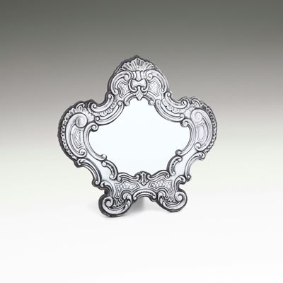 Argenteria artistica italiana del XX secolo, Specchio da tavolo con cornice di gusto barocco