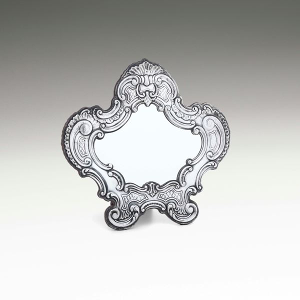 Uno specchio da tavolo con cornice di gusto barocco. Argenteria artistica italiana del XX secolo.