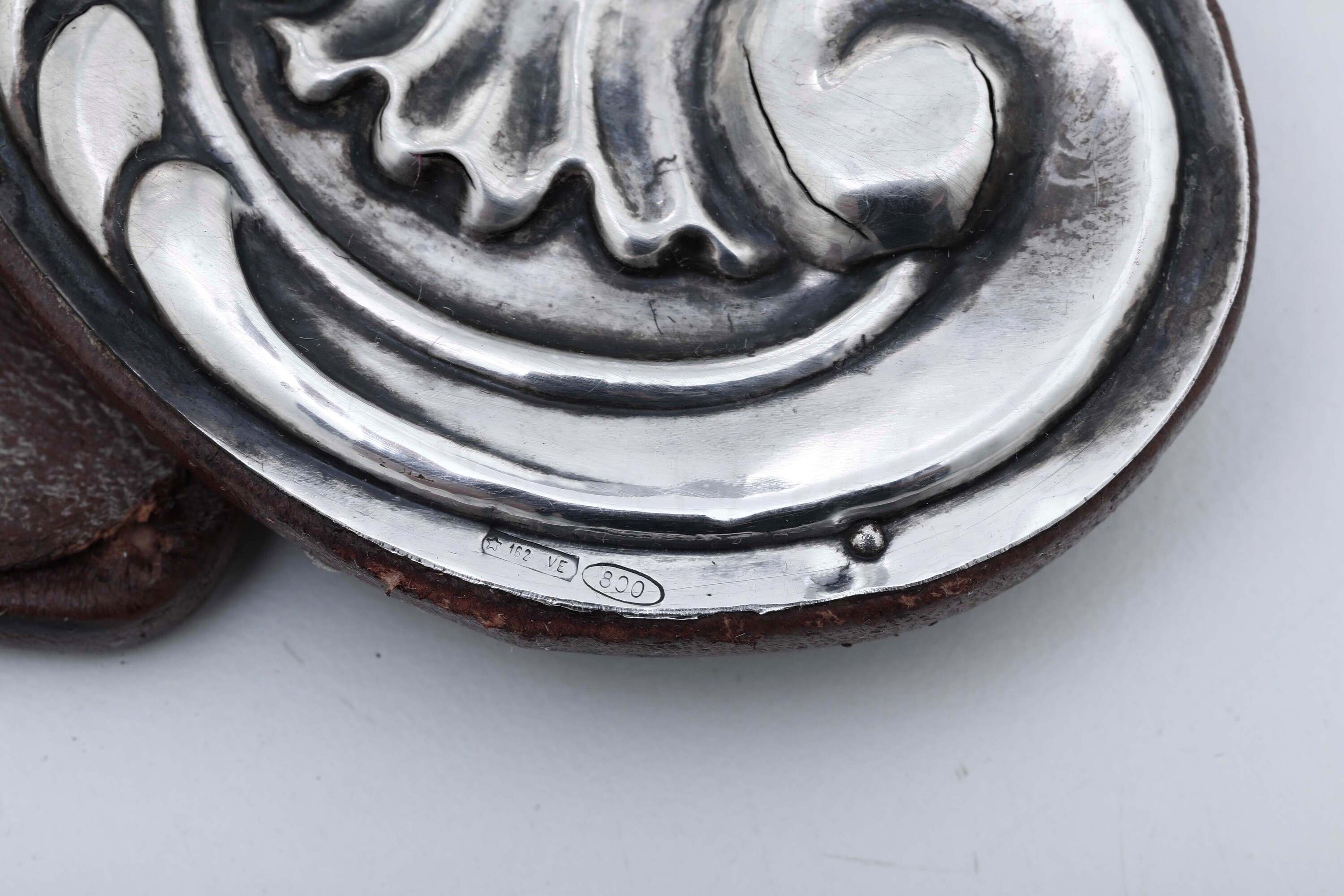 Argenteria artistica italiana del XX secolo, Specchio da tavolo con cornice di gusto barocco