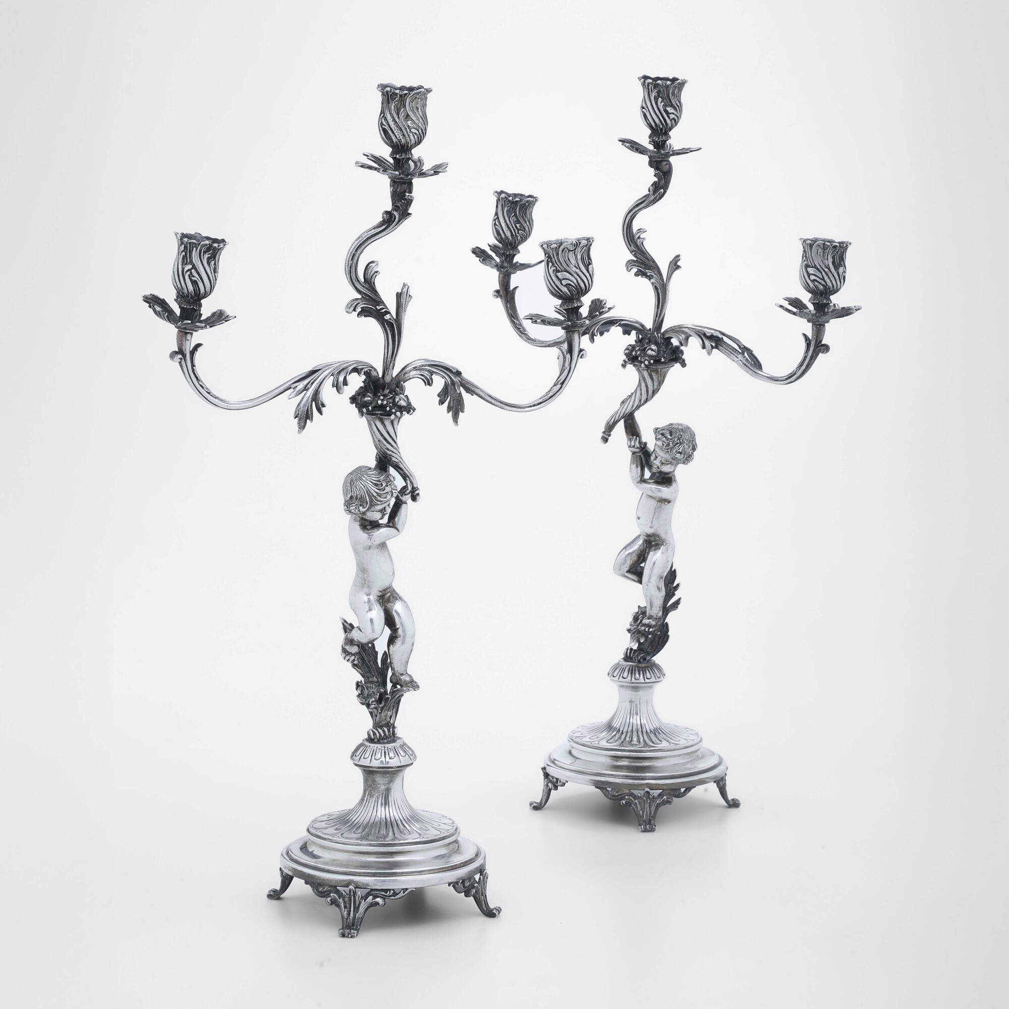 Argenteria artistica italiana, Coppia di candelabri a tre fiamme di gusto neobarocco