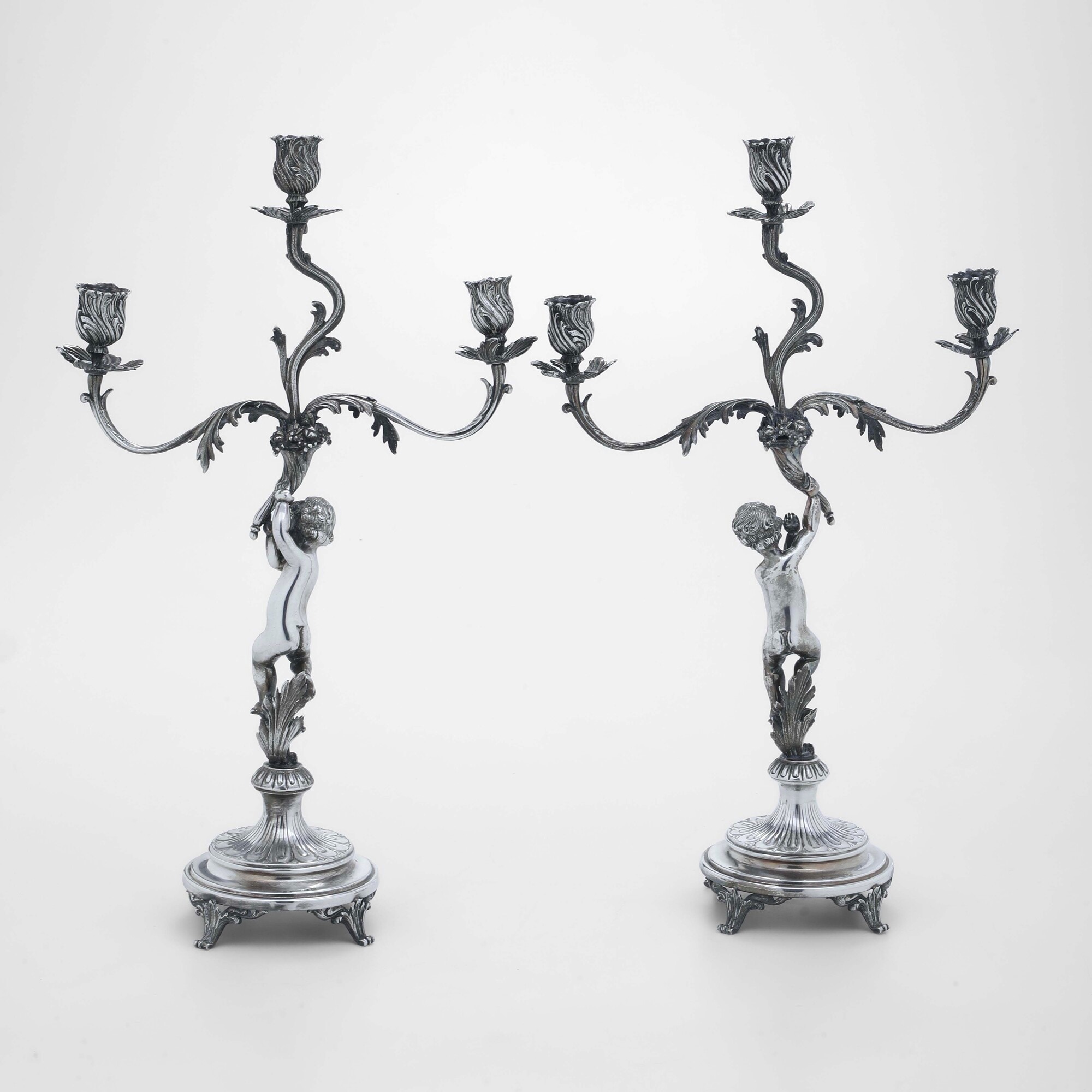 Argenteria artistica italiana, Coppia di candelabri a tre fiamme di gusto neobarocco