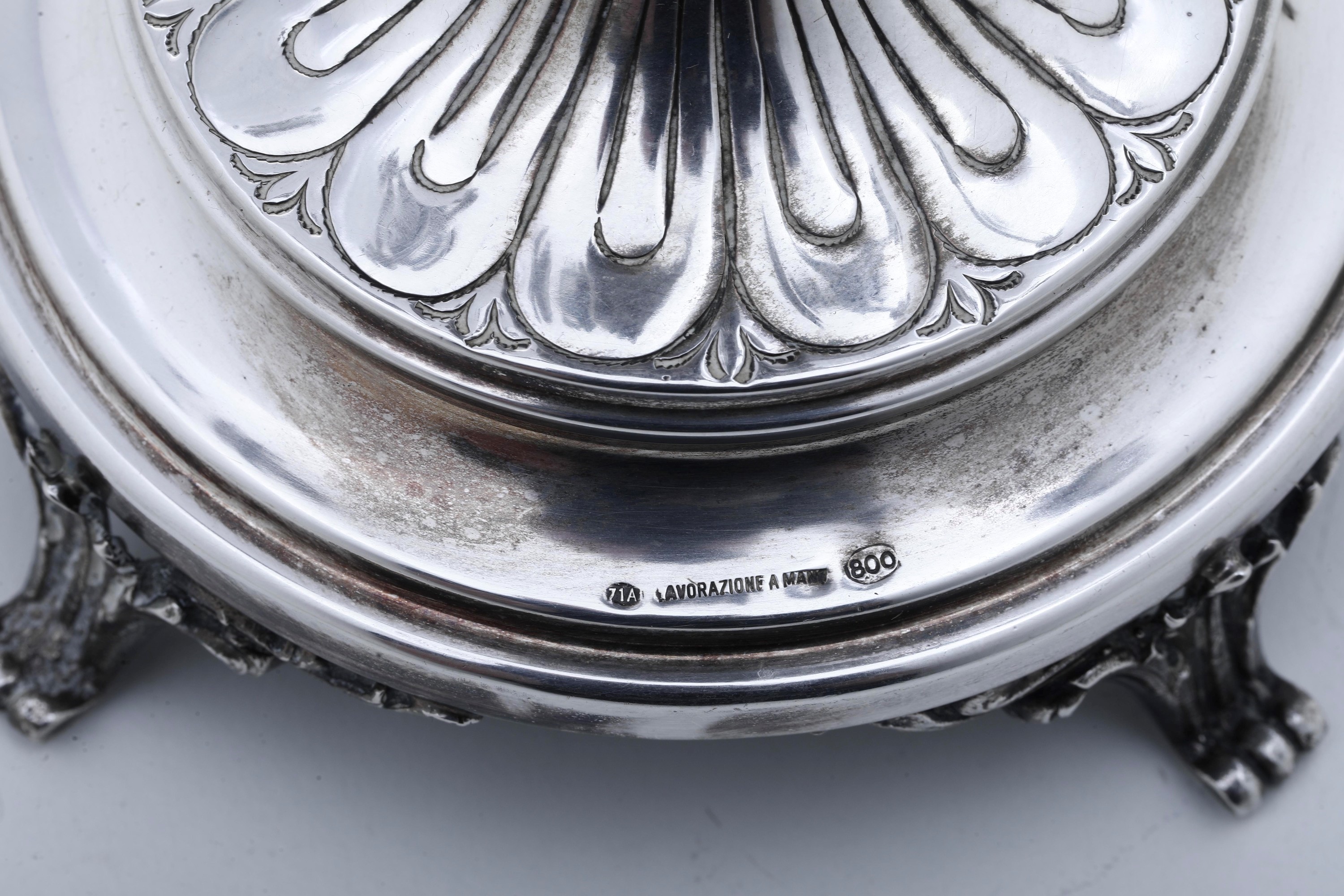 Argenteria artistica italiana, Coppia di candelabri a tre fiamme di gusto neobarocco