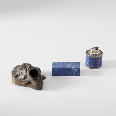 Un posacenere in bronzo a mascherone e un set da fumo, XX secolo