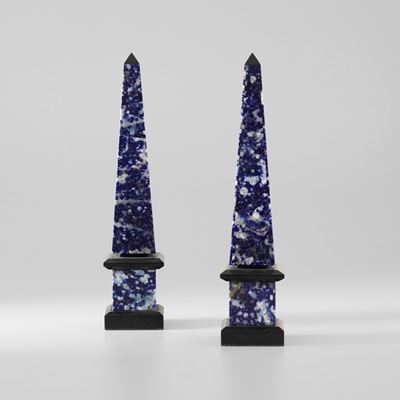 Coppia di obelischi, XX secolo, su sodalite e pietra vulcanica