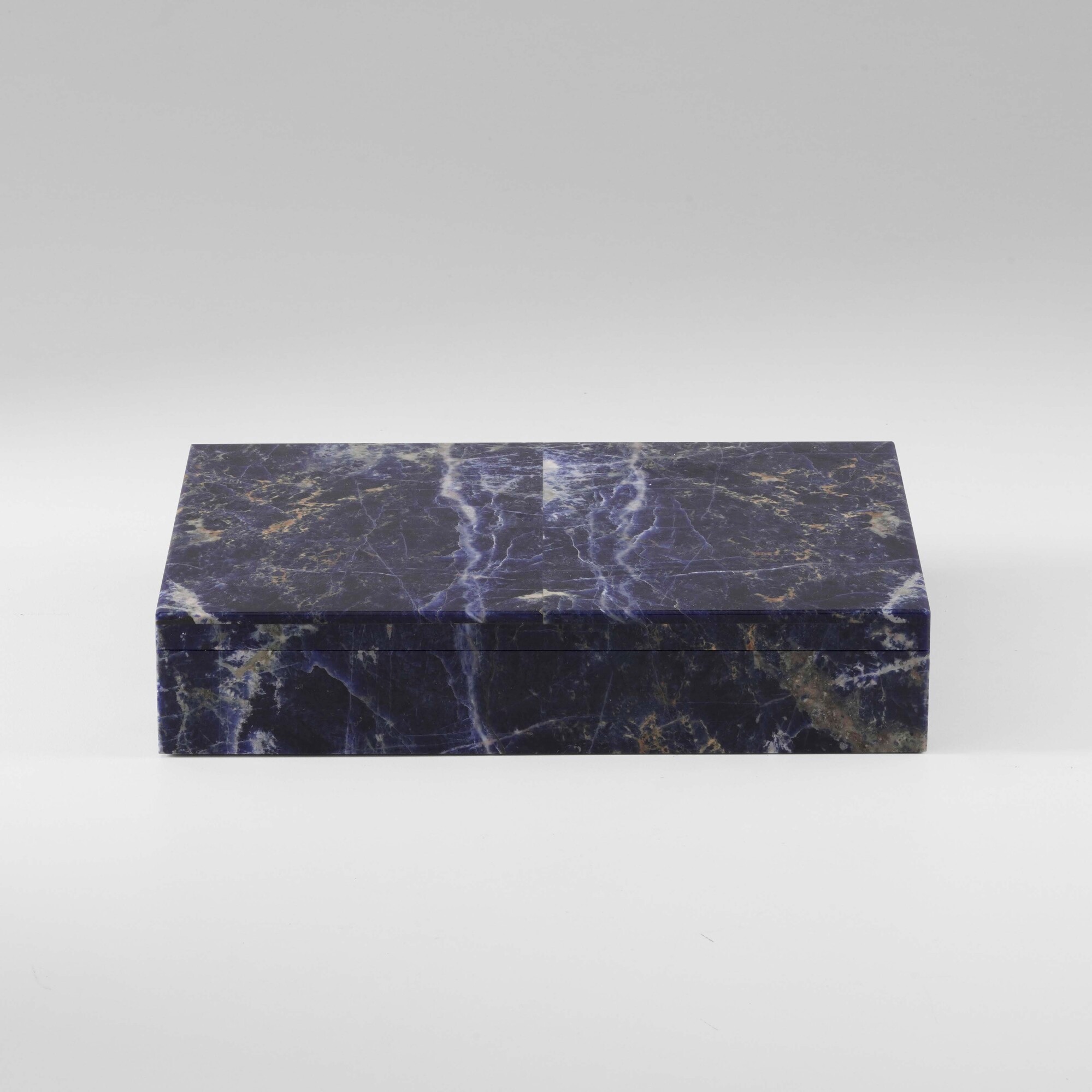 Scatola rivestita in sodalite blu, struttura in marmo bianco (XX secolo)