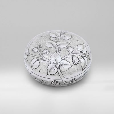 Argenteria italiana del XX-XXI secolo, Scatola tonda con decoro floreale in argento fuso e sagoma...