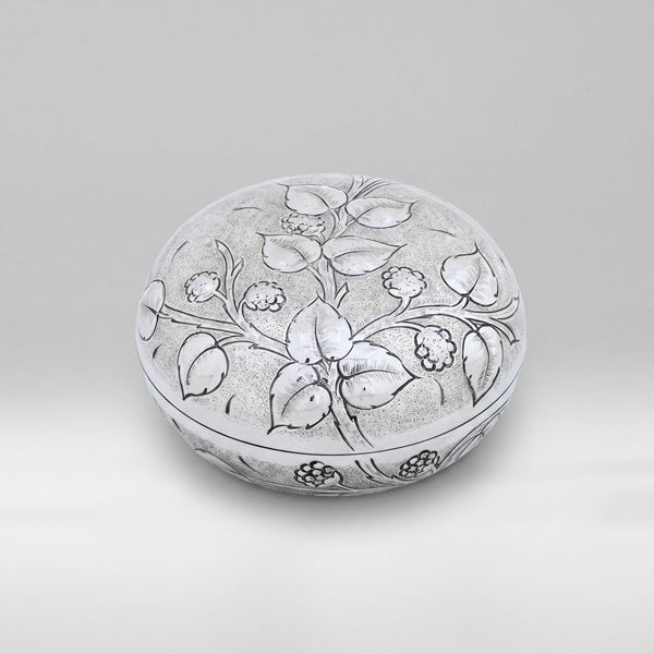 Scatola tonda con decoro floreale. Argenteria italiana del XX-XXI secolo.
